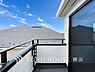 バルコニー：お部屋にも爽やかな風と暖かく柔らかな日差しが差し込み、毎日の暮らしを豊かに彩ります。