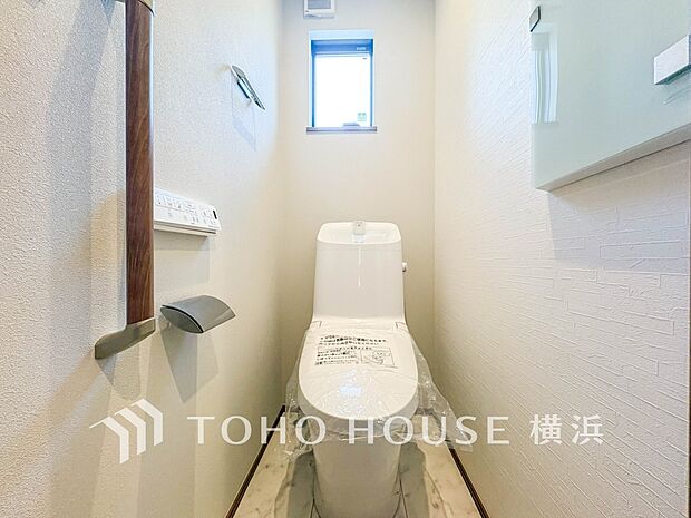換気と明るさに配慮した、清潔感溢れるトイレ。落ち着いた空間で安らぎのひとときをお過ごしいただけます。