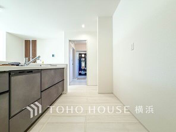 明るい自然光が入るキッチン。家族そろってキッチンに立っても調理がしやすく余裕の広さ。