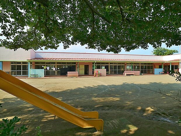 認定こども園上飯田幼稚園 120m 年間を通して田植え・稲刈りや野菜を育てたり、小動物の世話をしています。