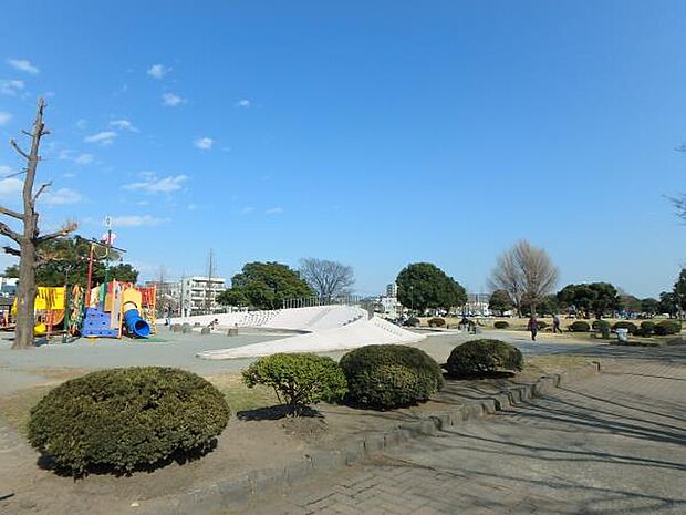 大師公園 60m お子様が喜ぶ大型遊具も充実した公園。広い芝生広場には小川が流れ、四季折々の自然を身近に感じられます。