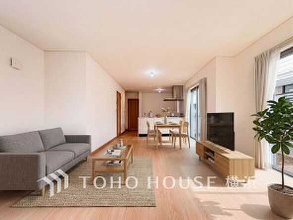 大きな窓から明るい陽射しが射し込む家族みんなの憩いの場。(家具・装飾品はAI加工です)