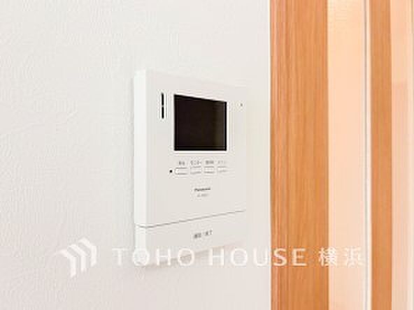 誰が来てもわかる様にモニター付きインターホンを設置。快適と安らぎを合わせた優しい設計。