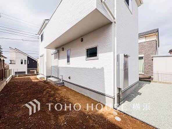 爽やかな青空の下に贅沢なほどに降り注ぐ陽光、豊かな居住性と、クオリティが見事に調和した住空間。