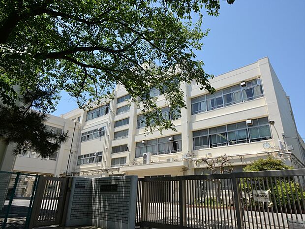 横浜市立永谷小学校 850m 徒歩11分。小学校が近いのは子育てファミリーにもおすすめのポイント。