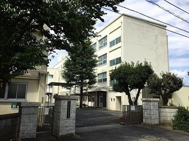 横浜市立上永谷中学校 1100m 徒歩14分。部活などで帰りが遅くなっても安心の距離です。