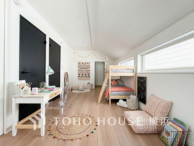 一日の疲れをいやしてくれる寝室。時を忘れて過ごす場所として過ごせるお部屋。(装飾品等はAI加工です)