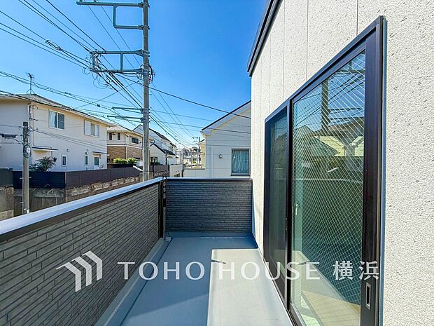 心地よい陽射しや暖かな風を楽しむことが出来るバルコニー。