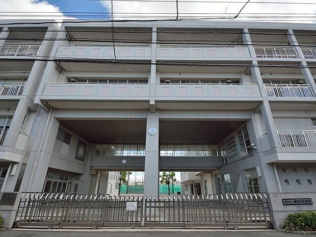 横浜市立神奈川中学校 1300m 徒歩17分。中学生の体力づくりにはぴったりの距離かもしれませんね。