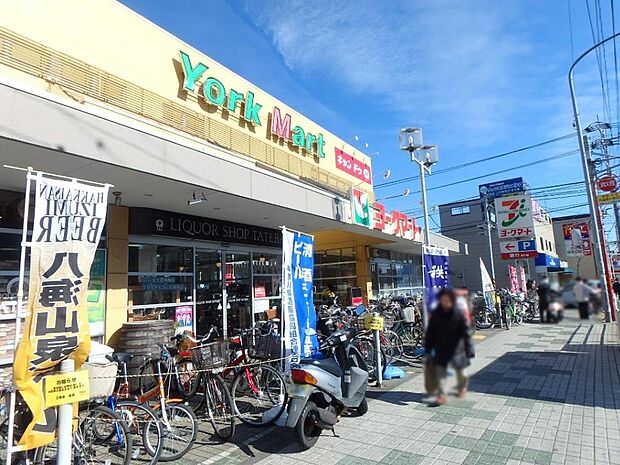 ヨークマート立場店 700m 駅前のお安いスーパーは、お出かけ帰りついでにお買い物ができるので便利ですね。