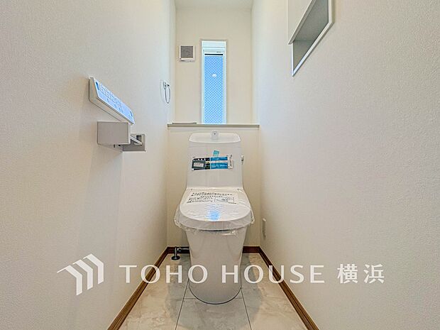 換気と明るさに配慮した、清潔感溢れるトイレ。落ち着いた空間で安らぎのひとときをお過ごしいただけます。
