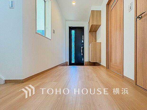 上質感漂う玄関と廊下。居住者の帰り、訪れる方を優しく迎えてくれます。