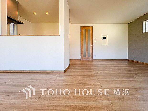 光と風があふれる開放的なリビングダイニングには自然と家族みんなが集まってきます。