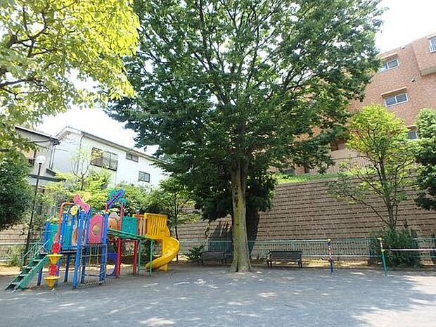 白幡南町公園 500m 浦島丘小学校の裏手の住宅街にある公園。お子様が楽しく遊べるカラフルな遊具があります。