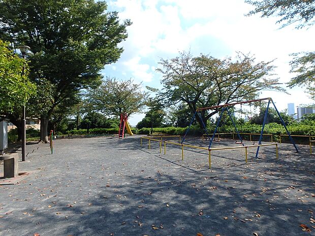 立町みはらし公園 700m 小さいながらも見晴らしの良い公園で、横浜中心部やみなとみらい、ベイブリッジなどが一望できます。