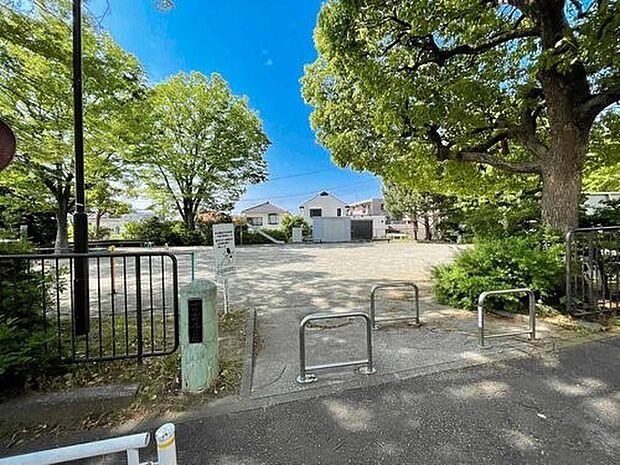 白幡南町第二公園 400m 住宅街に立地する見通しの良い公園。徒歩約3分の距離は、お子様の毎日の遊び場におススメです。