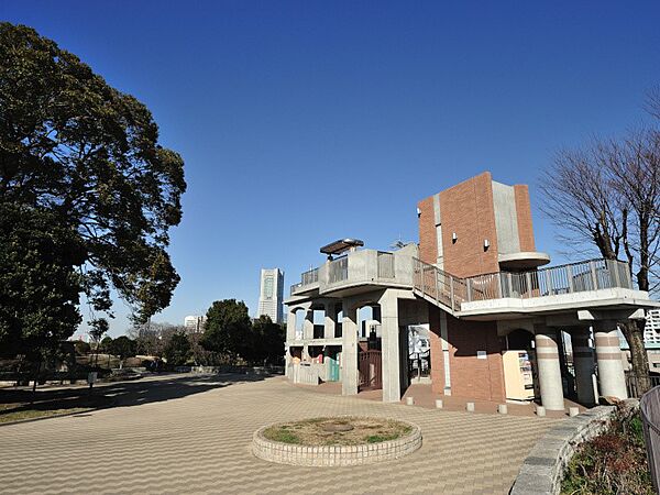 野毛山公園　550m　展望台からは横浜のシンボル・ランドマークタワーをはじめ、みなとみらい方面の絶景を一望できます！