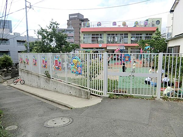 藤棚幼稚園　500m　年長組を対象にコナミスイミングスクールでの水泳教室を月に2回行っています。