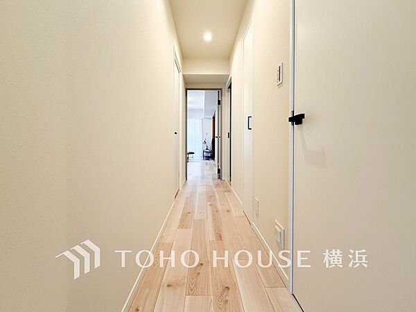 上質感漂う玄関と廊下。居住者の帰り、訪れる方を優しく迎えてくれます。