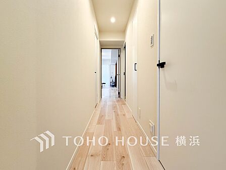 上質感漂う玄関と廊下。居住者の帰り、訪れる方を優しく迎えてくれます。
