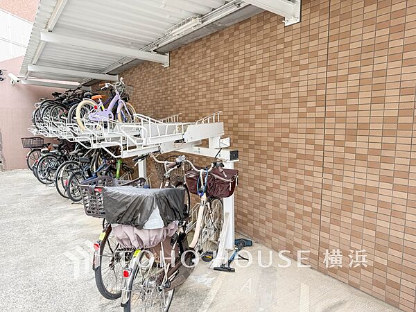 屋根付きの駐輪スペースは、雨風から大事な愛車を守ってくれます。