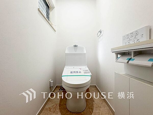 換気と明るさに配慮した、清潔感溢れるトイレ。落ち着いた空間で安らぎのひとときをお過ごしいただけます。