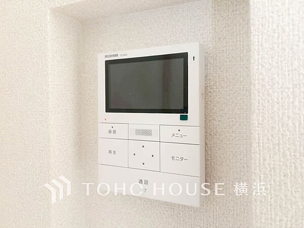 誰が来てもわかる様にモニター付きインターホンを設置。快適と安らぎを合わせた優しい設計。