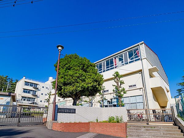 横浜市立吉原小学校　650m　徒歩9分。小学校が近いのは子育てファミリーにもおすすめのポイント。