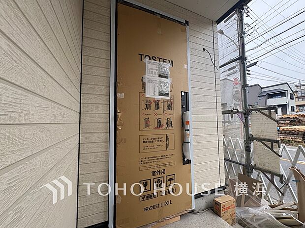 お住まいの顔となる玄関。住まう方のプライドを満たすクオリティを備えています。（2026年3月撮影）