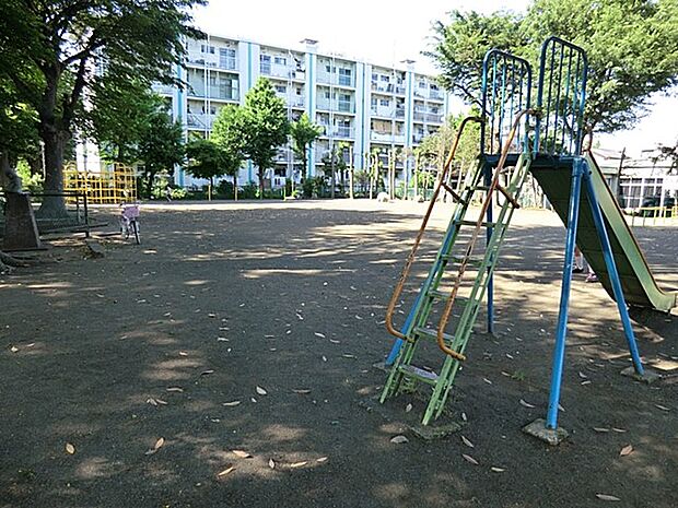 野川南台公園 700m 木漏れ日に癒される森林浴にオススメの静かな公園です。お子様が走り回れる広場や遊具もございます。