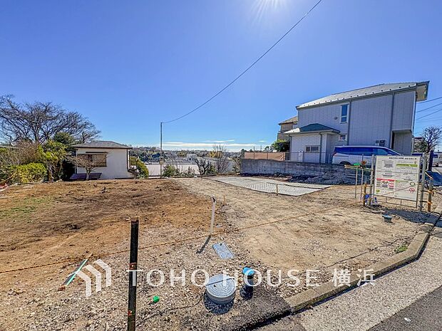 良質な環境に暮らす永住の邸がここに誕生します。(2026年3月撮影)