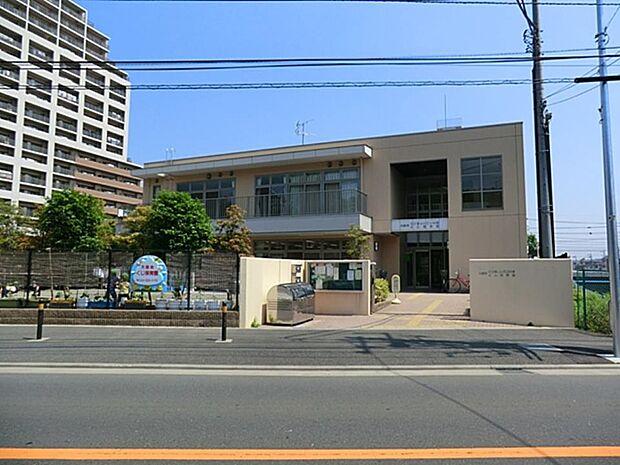 川崎市立くじ保育園 800m アットホームな雰囲気の保育園。園庭では子ども達が集い、日常的に異年齢同士関わり合う姿が見られます。