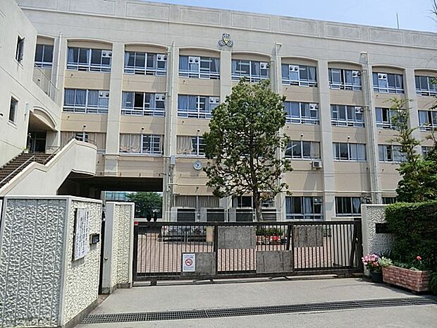 川崎市立西高津中学校 450m 徒歩6分。部活などで帰りが遅くなっても安心の距離です。