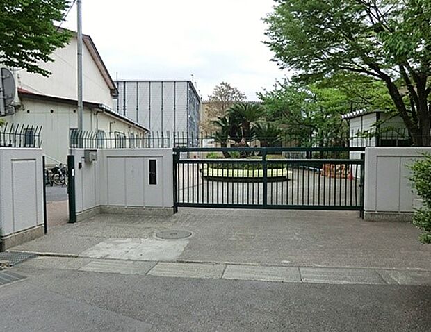 川崎市立上作延小学校 650m 徒歩9分。小学校が近いのは子育てファミリーにもおすすめのポイントです。