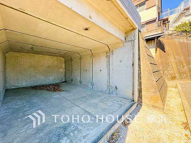 雨や紫外線から大切な愛車を守る地下車庫はセキュリティ面も安心です。(2026年3月撮影)