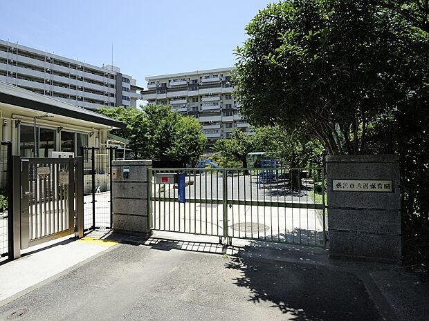 横浜市永田保育園 400m プールや泥んこ遊び、リズム遊びなどが盛んで、体を動かしながら楽しくのびのびと成長できる公立保育園。