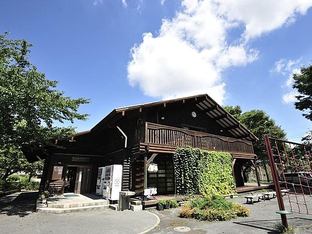 永田みなみ台公園　190m　広く野球やサッカーを楽しめる広場やログハウスのある公園です。放課後は小学生が楽しく遊んでいます。     