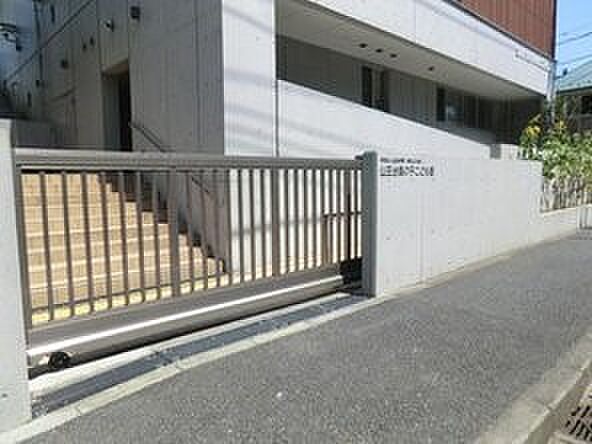 認定こども園山王台幼稚園 450m 大型遊具のある広い園庭と、雨の日でも身体を動かせる体育館、近隣の附属農園など設備が充実しています。