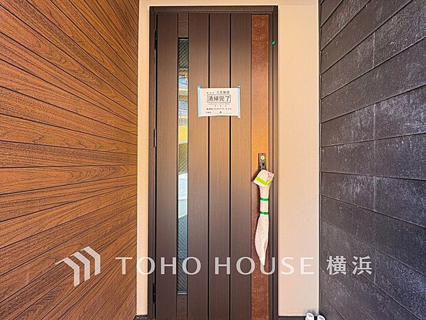 お住まいの顔となる玄関。住まう方のプライドを満たすクオリティを備えています。 