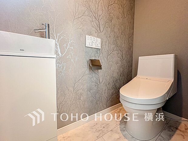 換気と明るさに配慮した、清潔感溢れるトイレ。落ち着いた空間で安らぎのひとときをお過ごしいただけます。