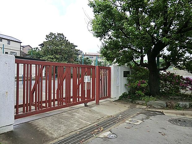 川崎市立長尾小学校　450m　徒歩6分。小学校が近いのは子育てファミリーにもおすすめのポイントです。 
