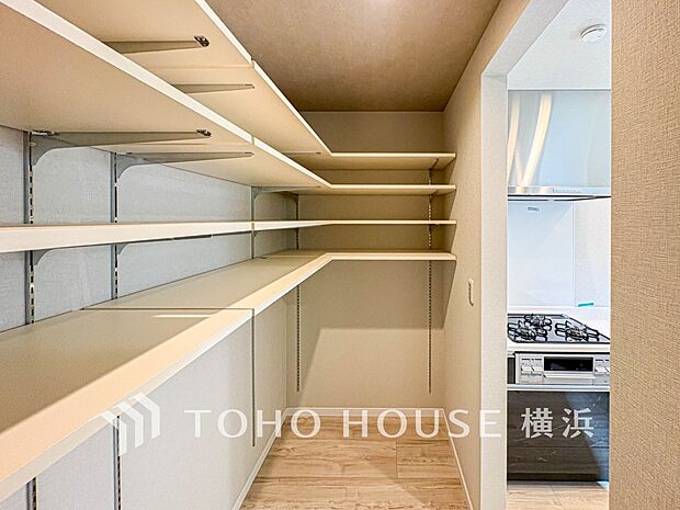 パントリーには缶詰や調味料などの食品類、かさばるペーパーやラップ類をまとめて収納できます。