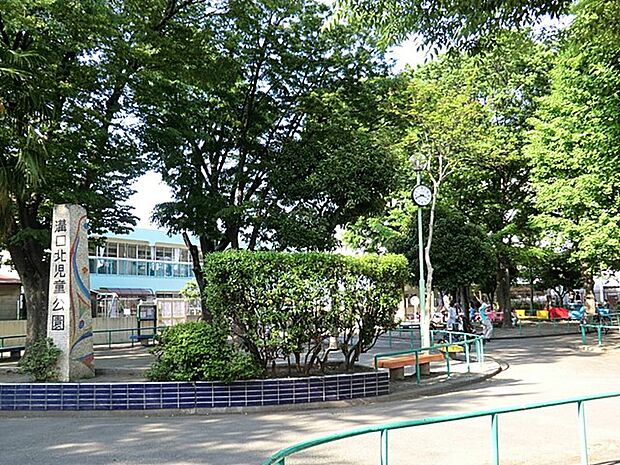 溝口北公園　650m　道路に見立てた道や信号機・横断歩道・踏み切りなどがあり、お子様が楽しく交通ルールを学べます。 
