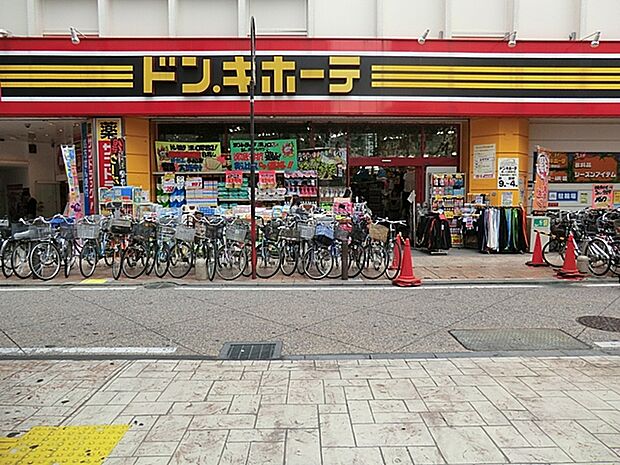 ドン・キホーテ 溝ノ口駅前店　1400m　日用品や雑貨、お酒などを揃える総合ディスカウントストア。品質にこだわったプライベートブランドも。 