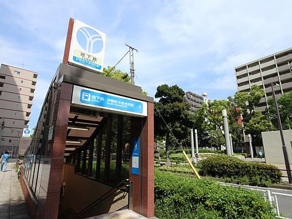 伊勢佐木長者町駅　160m　横浜駅までの所要時間は約8分。出口を出ると大通公園です。公園内は緑に囲まれ静かで過ごしやすいです。