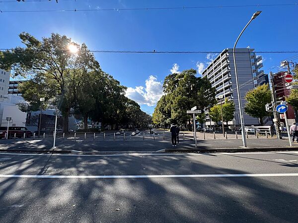 大通り公園　20m　波のイメージのタイルのモザイクや流氷のイメージのオブジェがあり、自分流で楽しめる都会のオアシス。