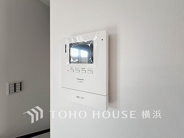 誰が来てもわかる様にモニター付きインターホンを設置。快適と安らぎを合わせた優しい設計。