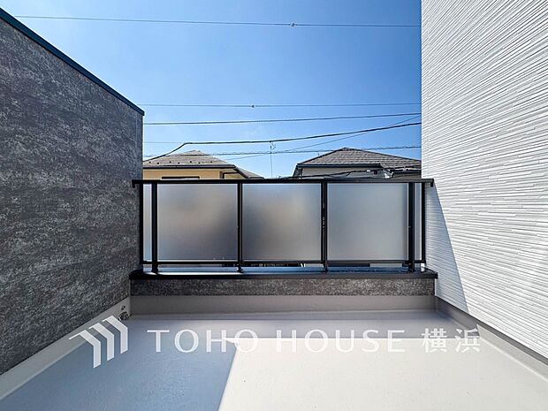 太陽の恵みをたっぷりと受けて、洗濯物も気持ちよく干せそうです。