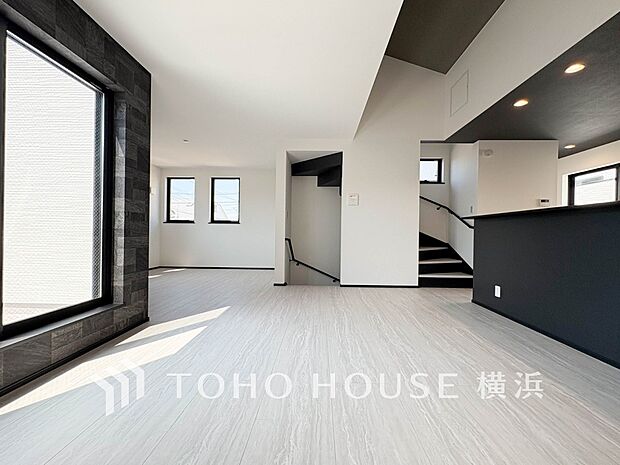 光と風があふれる開放的なリビングダイニングには自然と家族みんなが集まってきます。