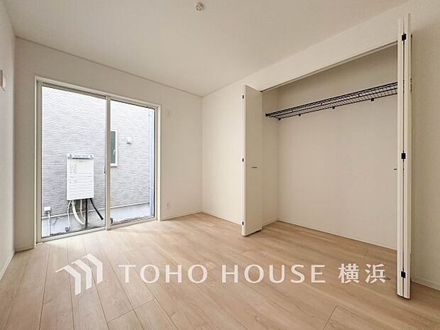 通風・採光にも優れ、心地よい光と風があふれています。プライベートな自分時間を快適に過ごせるお部屋。